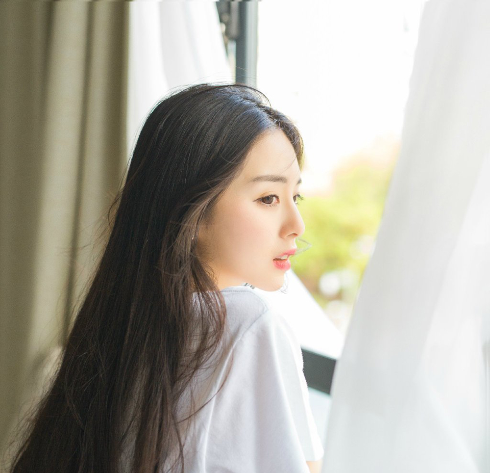 你的微笑是一首歌，青春的恋歌。那优美的旋律，经久不息地回荡在我的心谷与脑海。